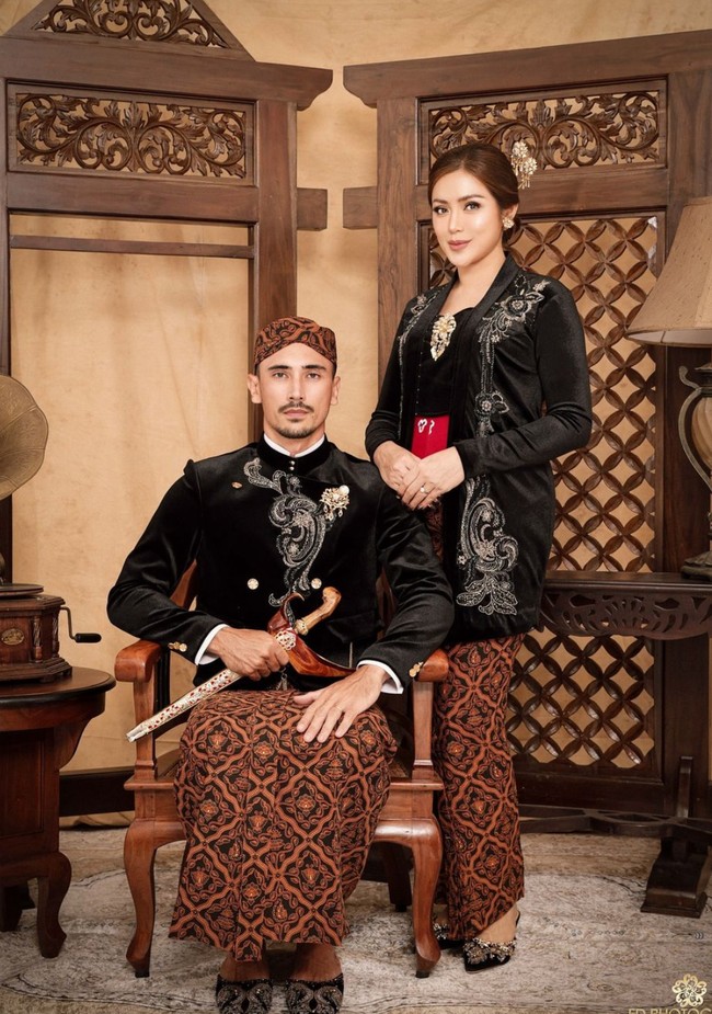 Untuk melengkapi penampilannya, baik Vincent maupun Jedar juga tampak menambahkan bros pada baju yang dikenakannya. Diketahui busana keduanya berasal dari Ancha Wedding. Foto: Instagram/@fdphotography90