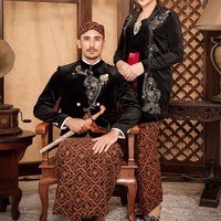 Untuk melengkapi penampilannya, baik Vincent maupun Jedar juga tampak menambahkan bros pada baju yang dikenakannya. Diketahui busana keduanya berasal dari Ancha Wedding. Foto: Instagram/@fdphotography90