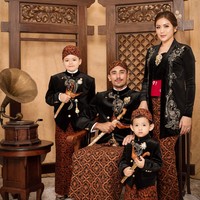 Jessica Iskandar bersama suaminya, Vincent Verhaag, dan kedua putranya, El Barack serta Don Verhaag baru saja menjalani pemotretan. Di pemotretan kali ini keempatnya tampil kompak mengenakan busana adat Jawa. Foto: Instagram/@fdphotography90