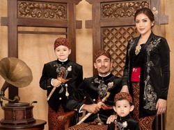 8 Pemotretan Terbaru Bumil Jessica Iskandar & Keluarga, Kompak Berbusana Adat