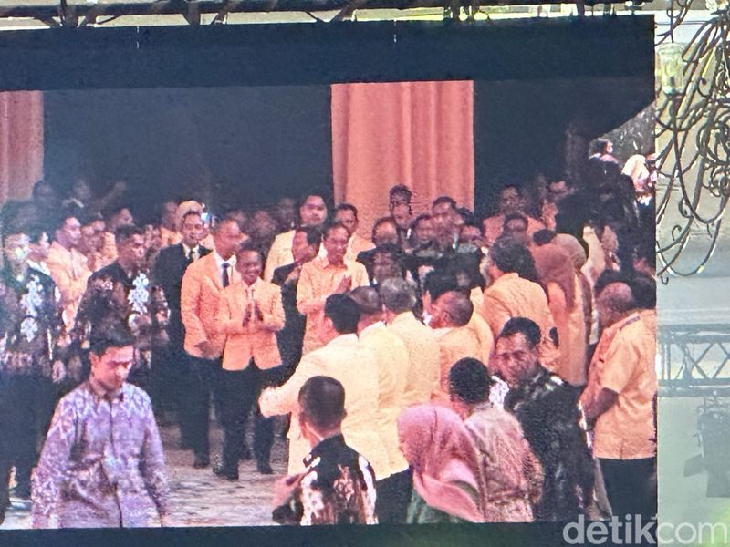 Jokowi dan Gibran Rakabuming tiba di arena Munas Golkar, 21 Agustus 2024 petang. (Isal Mawardi/detikcom)