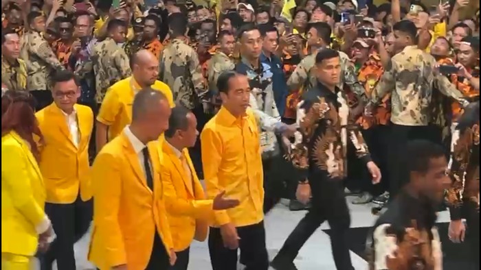 Presiden Jokowi Soroti Pemberitaan Viral tentang Perajin Kayu yang Menginspirasi