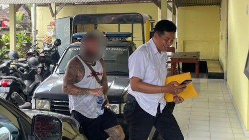 JWS, WN Inggris injak pelinggih hingga hancur saat memanjat tembok vila The Blue Loft Canggu, Desa Tibubeneng, Kecamatan Kuta Utara, Badung, Bali, dibawa ke Polsek Kuta Utara, Rabu (21/8/2024). (Dok. Polsek Kuta Utara)