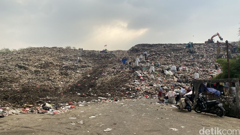 Kadis LHK Kota Depok Abdul Rahman meninjau TPA Cipayung. (Devi Puspitasari/detikcom)