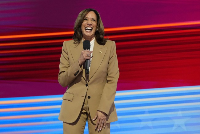 Blazer dijual seharga USD3,390 atau sekitar Rp 52,3 juta, sementara celana panjang USD1,350 (Rp 21 juta) dan blouse seharga USD1,490 (Rp 23 juta). Foto: AP/Jacquelyn Martin