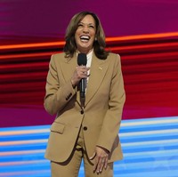 Blazer dijual seharga USD3,390 atau sekitar Rp 52,3 juta, sementara celana panjang USD1,350 (Rp 21 juta) dan blouse seharga USD1,490 (Rp 23 juta). Foto: AP/Jacquelyn Martin