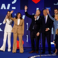 Tampil di hari pertama kongres, alih-alih mengenakan busana dari desainer atau brand Amerika, wanita yang masih menjabat sebagai wakil presiden Amerika Serikat ini justru memilih setelan jas dari brand asal Prancis, Chloe. Foto: Chip Somodevilla/Getty Images