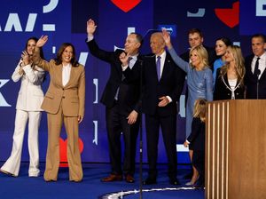 Setelan Kamala Harris di Luar Prediksi, Ulang Gaya Obama yang Banjir Kritik