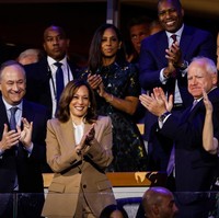 Busana tersebut dirancang oleh Chemena Kamali, direktur kreatif Chloe. Chemena merupakan desainer kelahiran Jerman dengan pengalaman lebih dari 20 tahun. Foto: Kevin Dietsch/Getty Images