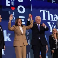 Setelan jas dan celana memang menjadi gaya ikonik wanita berusia 59 tahun ini. Untuk penampilan perdananya di kongres yang akan digelar selama empat hari, Kamala mengenakan setelan warna khaki yang dipadu blouse putih. Foto: Getty Images/Justin Sullivan