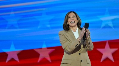 Gaya Kamala Harris Pakai Setelan Jas Rp 96 Juta di Kongres Nasional Demokrat