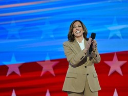 Gaya Kamala Harris Pakai Setelan Jas Rp 96 Juta di Kongres Nasional Demokrat