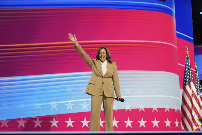 Busana yang dikenakan Kamala Harris diperkirakan bernilai hingga puluhan juta rupiah. Foto: AP/Jacquelyn Martin