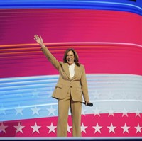 Busana yang dikenakan Kamala Harris diperkirakan bernilai hingga puluhan juta rupiah. Foto: AP/Jacquelyn Martin