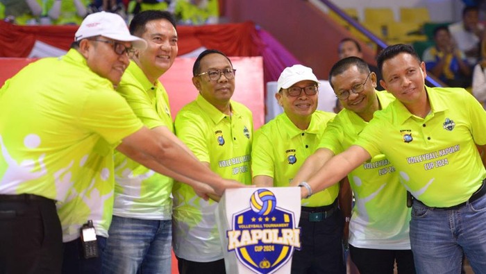Kapolda Riau Irjen Iqbal saat menghadiri pembukaan Turnamen Voli Kapolri Cup. (Foto: Raja Adil Siregar).