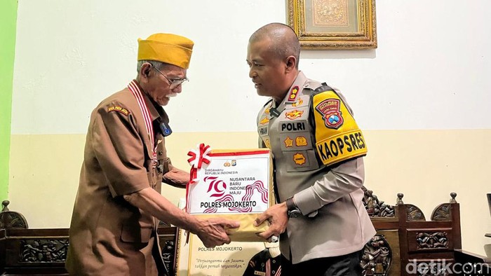 Kapolres Mojokerto AKBP Ihram Kustarto memberikan kado spesial kepada Amad