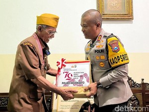 Kado Spesial untuk Veteran Polisi Istimewa Usia 102 Tahun di Mojokerto