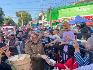 Karnaval Pembangunan Klaten Berlangsung Meriah, Bupati Sebar Beras