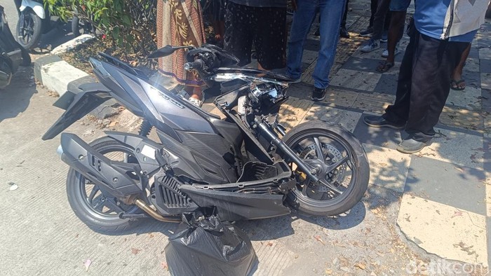 Penampakan motor Vario usai terlibat kecelakaan dengan mobil Pajero di Jalan Madukoro, Semarang, Rabu (21/8/2024).