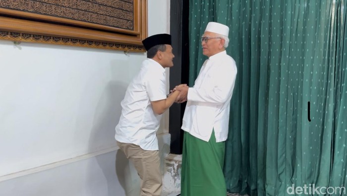 Komjen Ahmad Luthfi sowan Gus Mus di Rembang, Rabu (21/8/2024). Ahmad Lutfhi mengaku meminta doa restu ke Gus Mus soal rencananya maju Pilgub Jateng.