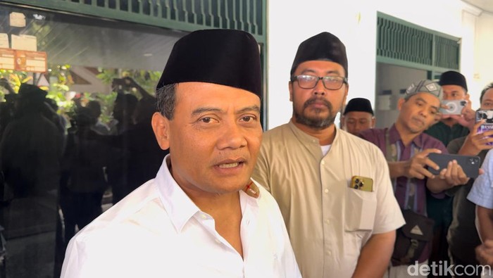 Komjen Ahmad Luthfi sowan Gus Mus di Rembang, Rabu (21/8/2024). Ahmad Lutfhi mengaku meminta doa restu ke Gus Mus soal rencananya maju Pilgub Jateng.
