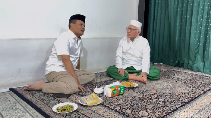 Komjen Ahmad Luthfi sowan Gus Mus di Rembang, Rabu (21/8/2024). Ahmad Lutfhi mengaku meminta doa restu ke Gus Mus soal rencananya maju Pilgub Jateng.