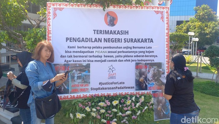 Komunitas pecinta hewan, Jakarta Animal Aid Network (JAAN) saat mendatangi Pengadilan Negeri (Solo), Rabu (21/8/2024).
