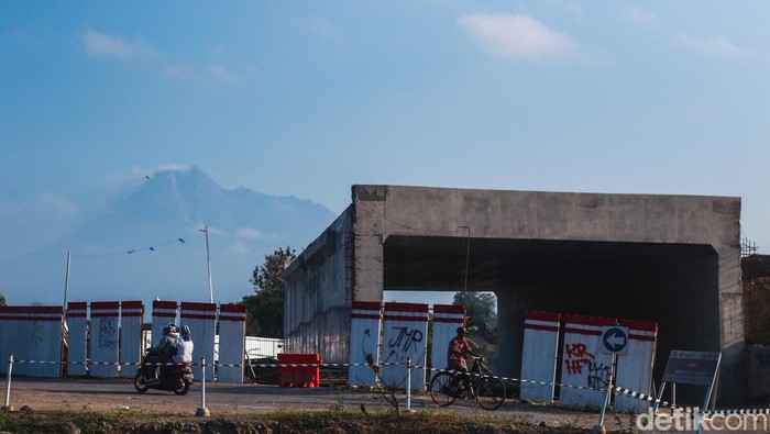 Konstruksi tol Jogja-Solo-YIA di perbatasan Klaten dan Sleman kini sudah tersambung. Foto diunggah Rabu (21/8/2024)
