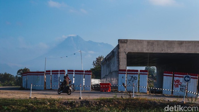 Konstruksi tol Jogja-Solo-YIA di perbatasan Klaten dan Sleman kini sudah tersambung. Foto diunggah Rabu (21/8/2024)