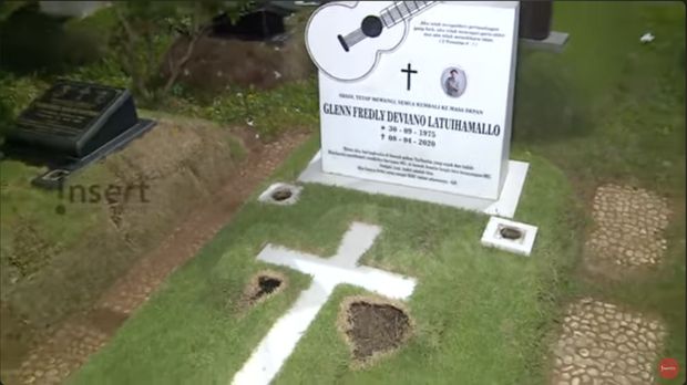 Makam Glenn Fredly terbakar lilin peziarah.