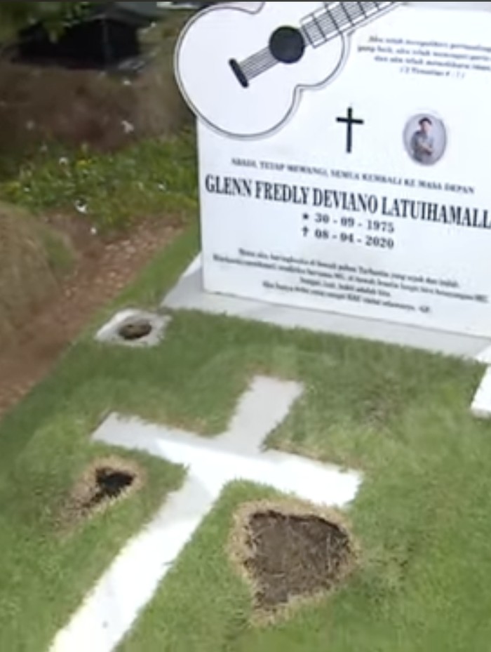 Makam Glenn Fredly terbakar lilin peziarah.