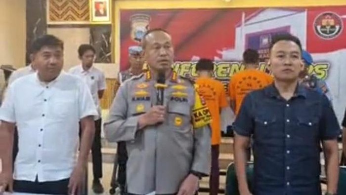 Kapolrestabes Makassar Kombes Mokhamad Ngajib saat merilis kasus pengeroyokan terhadap 3 mahasiswa usai mennonton konser.