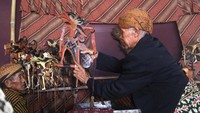 Dalang Bani mementaskan wayang Mbah Gandrung dengan lakon Minakjinggo di Balai Desa Pagung, Kediri, Jawa Timur, Rabu (21/8/2024).