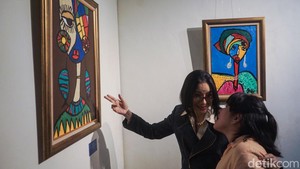 Pengunjung melihat pameran seni kontemporer di KOI Kemang Gallery, Jakarta, Rabu (21/8/2024).