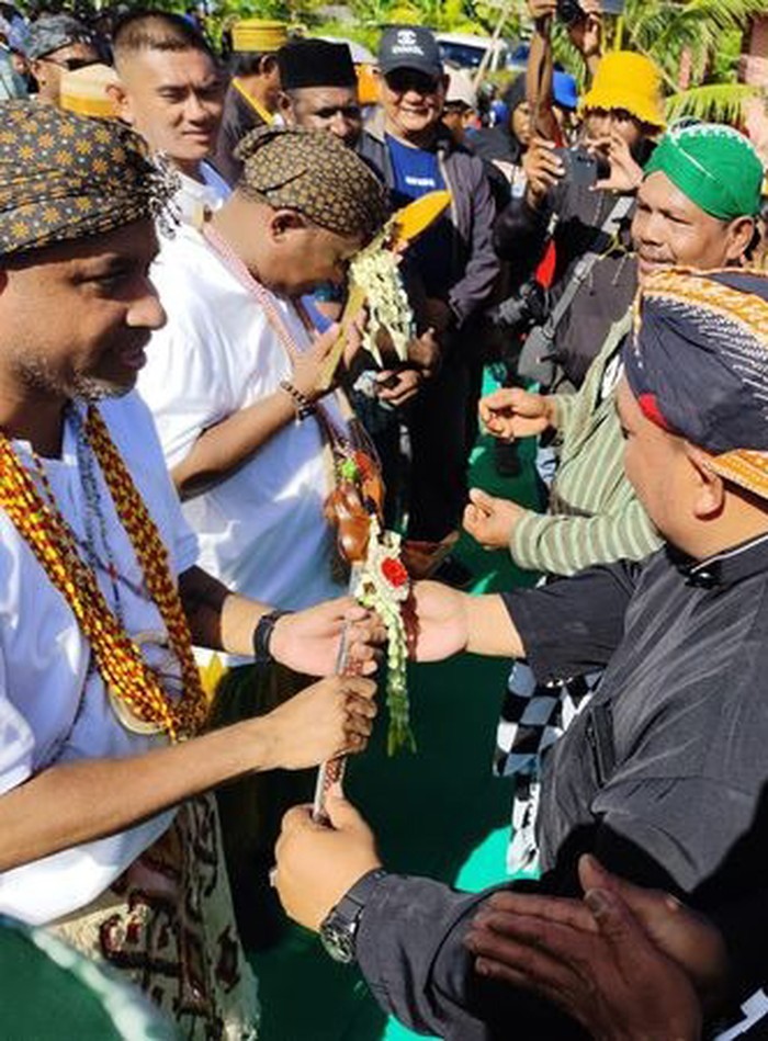 Mengintip Komunitas Jawa di Teluk Bintuni Jumlahnya bisa dibilang tak sedikit, masyarakat Jawa yang ada di Teluk Bintuni solid berdiri ikut menyuarakan suara masyarakat kecil alias Kawulo Alit.