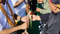 Pemberian blangkon dan keris kepada pasangan calon peserta pilkada itu sebagai simbol dukungan masyarakat Jawa disana. Pemilihan itu disebut sebagai simbol harapan masyarakat kecil yang selama ini mungkin terpinggirkan.