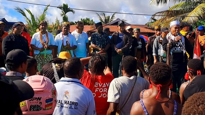 Jumlahnya bisa dibilang tak sedikit, masyarakat Jawa yang ada di Teluk Bintuni solid berdiri ikut menyuarakan suara masyarakat kecil alias Kawulo Alit.