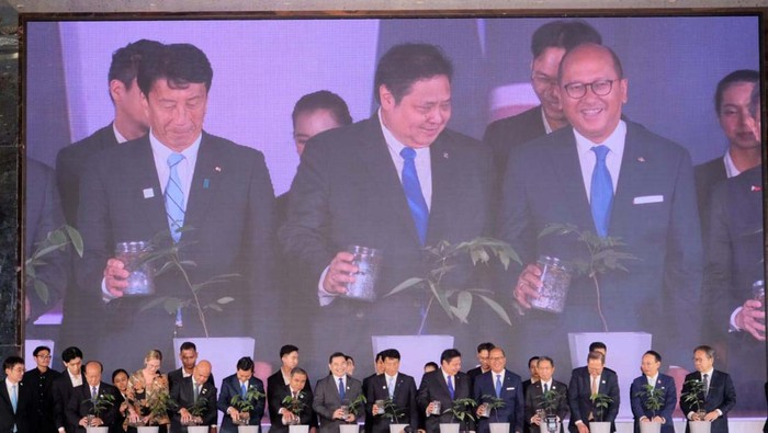 Menteri Jokowi Kawal Akselerasi Transisi Energi Bersih Asia Zero Emission Community (AZEC) digelar di Jakarta, Rabu (21/8). Acara ini dihadiri Menko Perekonomian Airlangga Hartarto dan Menteri Investasi Rosan Roeslani.