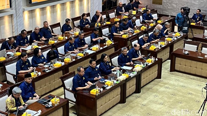 Menteri Keuangan Sri Mulyani di Komisi XI DP