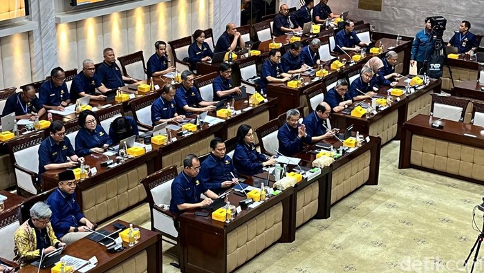 Thomas Djiwandono melambaikan tangan saat bersiap untuk dilantik menjadi Wakil Menteri Keuangan oleh Presiden Joko Widodo di Istana Negara, Jakarta, Kamis (18/7/2024). Presiden Joko Widodo melantik tiga wakil menteri yakni Thomas Djiwandono menjadi Wakil Menteri Keuangan, Sudaryono menjadi Wakil Menteri Pertanian, dan Yuliot Tanjung menjadi Wakil Menteri Investasi. ANTARA FOTO/Hafidz Mubarak A/aww.