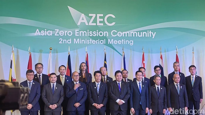 Menteri Koordinator Bidang Perekonomian Airlangga Hartarto menegaskan komitmen Indonesia mengejar target nol zero emisi. Dalam acara The 2nd Asia Zero Emission Community Ministerial Meeting, Airlangga membeberkan tiga strategi yang disiapkan pemerintah.