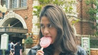 Selebgram berusia 20 tahun ini cukup sering membagikan keseruannya saat sedang kulineran di luar negeri. Foto: Instagram @azizahsalsha_