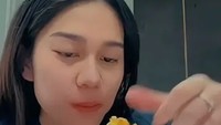Menikah di usia muda, Azizah pernah membuat konten video saat masak-masak yang dicicpnya sendiri. Foto: Instagram @azizahsalsha_