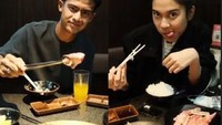 Hari ini Arhan dan Azizah merayakan ulang tahun pernikahan pertama mereka. Banyak momen makan Arhan dan Azizah yang manis dan romantis. Foto: Instagram @azizahsalsha_