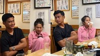 Saat baru satu minggu menikah, keduanya tertangkap kamera sedang makan bersama di salah satu restoran di Jepang. Foto: Instagram @azizahsalsha_