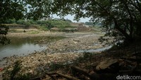 Penampakan air yang surut di Bendung Bekasi, Rabu (21/8/2024).