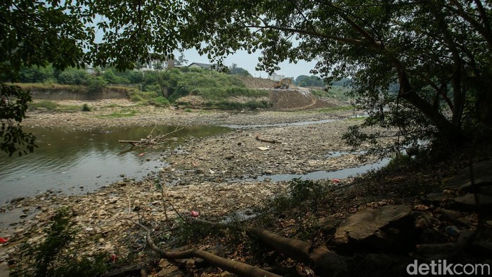 Musim Kemarau Bikin Bendung Bekasi Jadi Wisata Mancing Gratis Warga Bendung Bekasi mengalami kekeringan. Meski begitu, warga memanfaatkan bendung yang surut itu untuk mancing ikan.