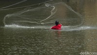 Tampak warga mencari ikan di Bendungan tersebut.