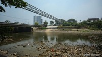 Hujan yang tak kunjung datang membuat Bendung Bekasi ini nampak kering. 