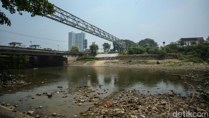 Bendung Bekasi mengalami kekeringan. Meski begitu, warga memanfaatkan bendung yang surut itu untuk mancing ikan.